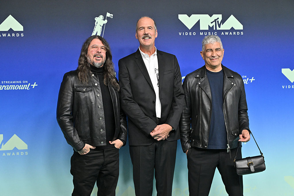 kroq's tweet photo. 🏆Dave Grohl, Krist Novoselic and Pat Smear arrive at the VMAs as Nirvana will be honored with the Video Vanguard award tonight 
(📸Monica Schipper/Getty Images) https://t.co/n47amp7vIS