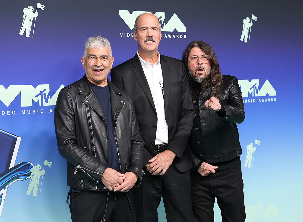 kroq's tweet photo. 🏆Dave Grohl, Krist Novoselic and Pat Smear arrive at the VMAs as Nirvana will be honored with the Video Vanguard award tonight 
(📸Monica Schipper/Getty Images) https://t.co/n47amp7vIS