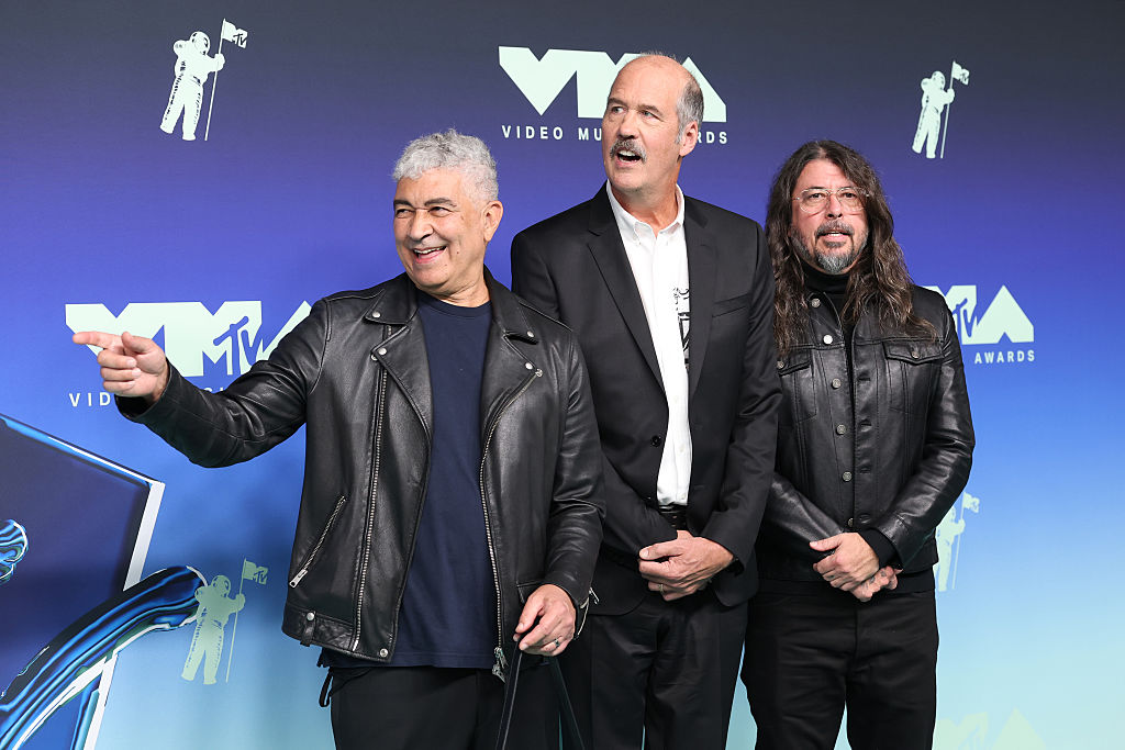kroq's tweet photo. 🏆Dave Grohl, Krist Novoselic and Pat Smear arrive at the VMAs as Nirvana will be honored with the Video Vanguard award tonight 
(📸Monica Schipper/Getty Images) https://t.co/n47amp7vIS