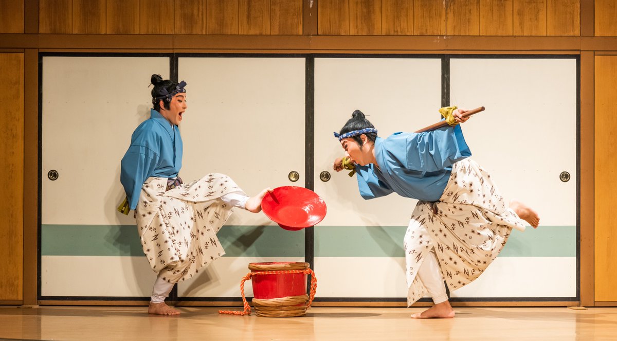 okinawanplayja's tweet photo. 🎭 足で掲げた朱の盃。手を縛られたまま、なんとかお酒を飲もうと奮闘するふたり。
沖縄の伝統喜劇「棒しばり」より。

次の舞台写真もフォローでどうぞ
📍那覇/国際通り
公演日程・チケットはプロフィールのリンクから

#沖縄芝居 #沖縄観光 #那覇 https://t.co/LG0euf5mYV