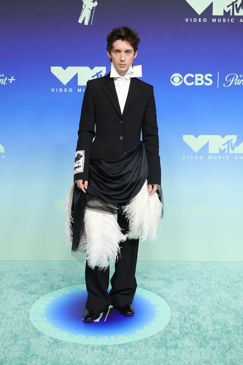 PInsider_'s tweet photo. 🚨 | Troye Sivan attends the VMA’s blue carpet. https://t.co/lnCJXl3Vn1