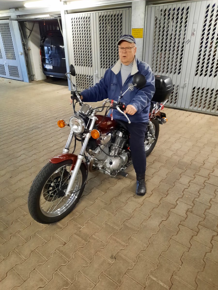 EberhardJaster's tweet photo. Ich mag es schlicht. Metall, Schrauben, kein Schnickschnack.
Meine Yamaha Virago 535 passt dazu. Ihr warmer Klang und die einfache Technik sind genau mein Ding.
Dazu läuft meist eine Country-Playlist, der Rest darf minimal bleiben.

#YamahaVirago535 #CountryPlaylist #Schlicht https://t.co/ggu4ZQB034