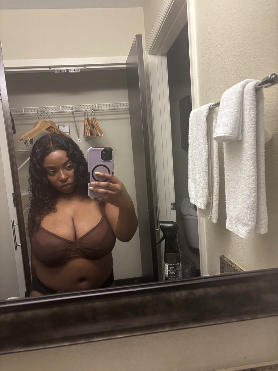royaltfun's tweet photo. can we catch up , can we get a room .. ? 😏🤤 https://t.co/IEYTGUvM0K