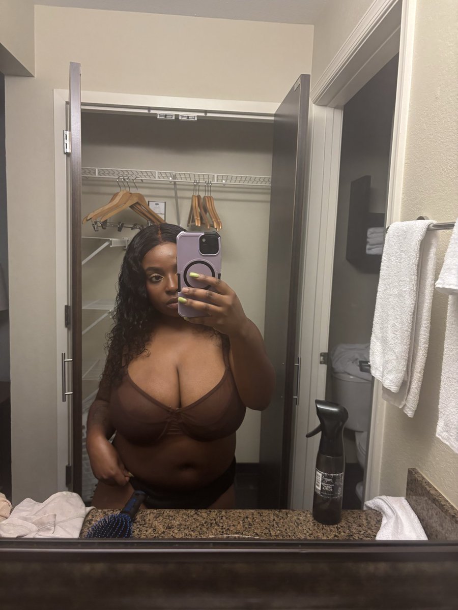royaltfun's tweet photo. can we catch up , can we get a room .. ? 😏🤤 https://t.co/IEYTGUvM0K