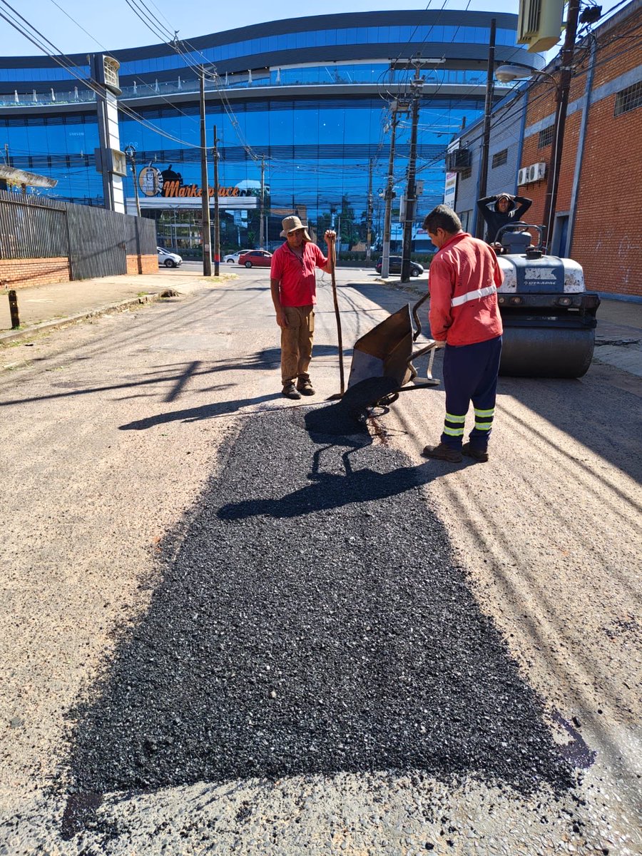 Aaron_una's tweet photo. Agradecemos al Intendente de Asunción, Luis Bello, por las continuas reparaciones viales en el barrio San Pablo. En esta oportunidad, los trabajos se realizaron sobre Cacique Arecayá c/ Eusebio Ayala. 🚜🇦🇹

Seguimos gestionando mejoras para nuestros vecinos. 💪🏻 https://t.co/2dW3k6ZTmt