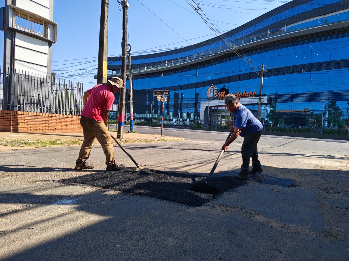 Aaron_una's tweet photo. Agradecemos al Intendente de Asunción, Luis Bello, por las continuas reparaciones viales en el barrio San Pablo. En esta oportunidad, los trabajos se realizaron sobre Cacique Arecayá c/ Eusebio Ayala. 🚜🇦🇹

Seguimos gestionando mejoras para nuestros vecinos. 💪🏻 https://t.co/2dW3k6ZTmt