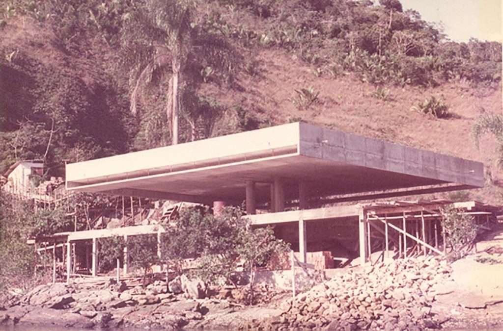 valimedemesuras's tweet photo. amo a história da construção da Casa Gerber em Angra dos Reis, do Paulo Mendes da Rocha, de 1973; o cliente, Ignacio Gerber, era um renomado engenheiro que ficou tão apaixonado pela obra que então tirou um ano sabático e ao final dele abandonou a engenharia e virou psicanalista https://t.co/0bCypkhKWG