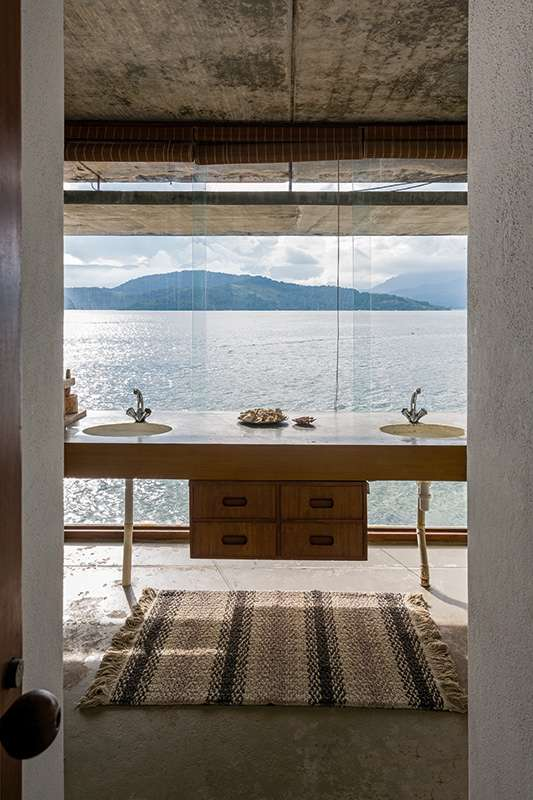 valimedemesuras's tweet photo. amo a história da construção da Casa Gerber em Angra dos Reis, do Paulo Mendes da Rocha, de 1973; o cliente, Ignacio Gerber, era um renomado engenheiro que ficou tão apaixonado pela obra que então tirou um ano sabático e ao final dele abandonou a engenharia e virou psicanalista https://t.co/0bCypkhKWG