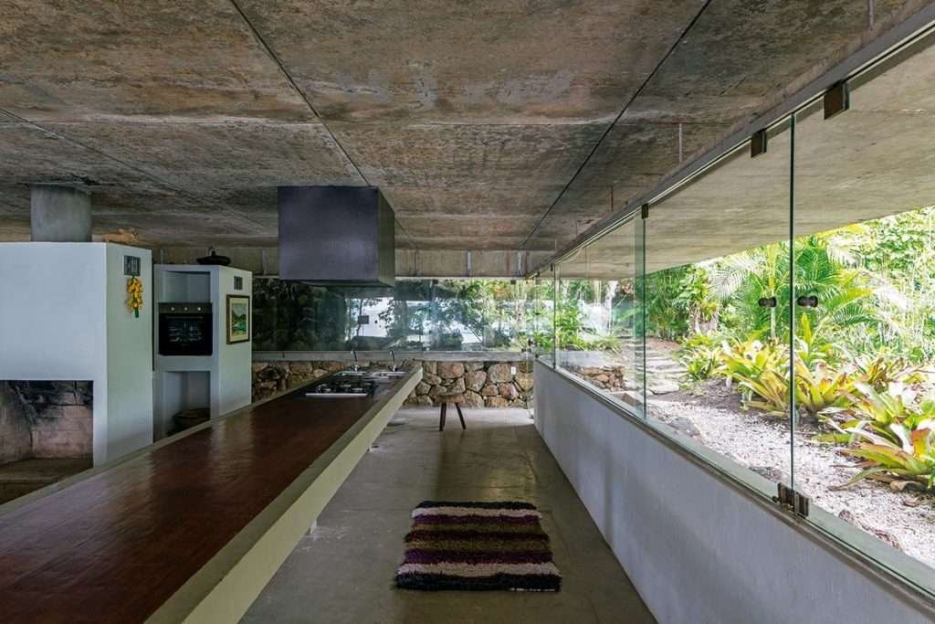 valimedemesuras's tweet photo. amo a história da construção da Casa Gerber em Angra dos Reis, do Paulo Mendes da Rocha, de 1973; o cliente, Ignacio Gerber, era um renomado engenheiro que ficou tão apaixonado pela obra que então tirou um ano sabático e ao final dele abandonou a engenharia e virou psicanalista https://t.co/0bCypkhKWG