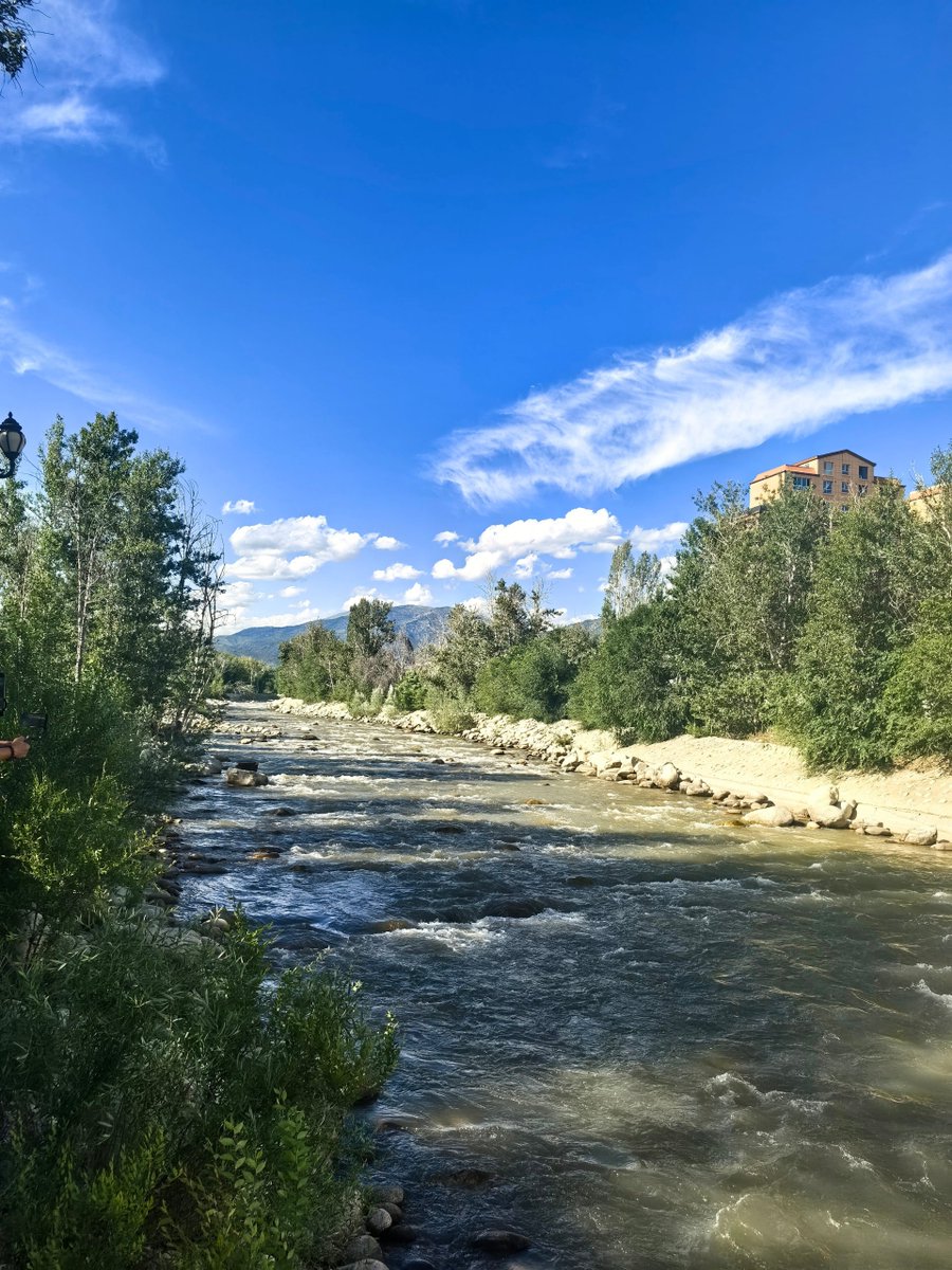 yangdde7's tweet photo. [I'm afraid this hot sunshine is scorching, I need a dip in the clear and refreshing river nearby.][ https://t.co/GgMz9GaN36