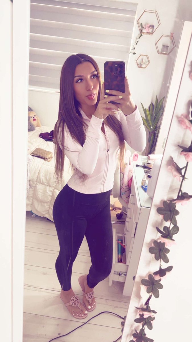lucymrtnn's tweet photo. u like my outfeet? https://t.co/2yFSH9vt9H