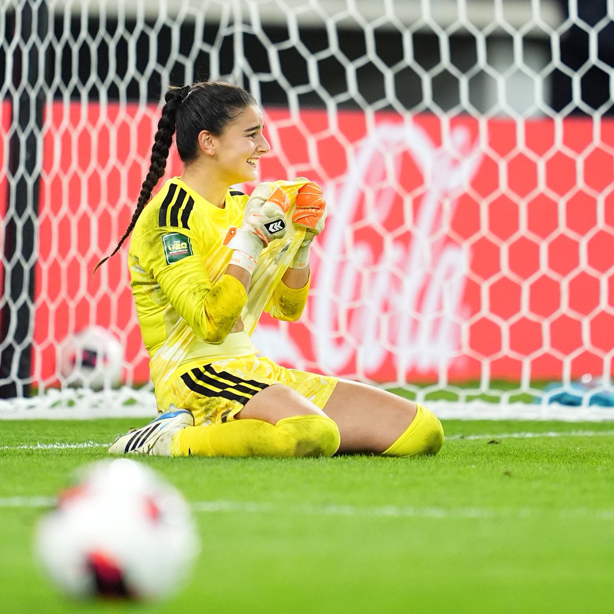 SEFutbolFem's tweet photo. 🧤 EL 𝗚𝗨𝗔𝗡𝗧𝗘 𝗗𝗘 𝗢𝗥𝗢 TIENE DUEÑA: LAIA LÓPEZ

🛑 Seis porterías a cero.
✋🏻 Dos penaltis parados.
🏆 CAMPEONA DEL MUNDO.

🔗 https://t.co/CIarCb25Gl

#U20WWC | #NuestraBase https://t.co/2pm9bjgYPe