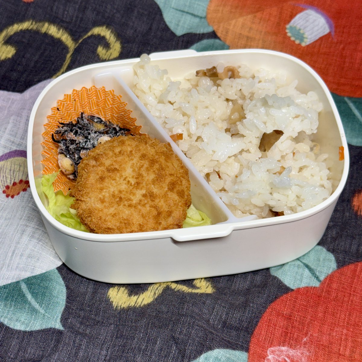 BoysLunch's tweet photo. 9/28
おはようございます。
今日の #お弁当 は
昨日の残りのちらし寿司、冷凍惣菜
#料理好きな人と繋がりたい #弁当男子 https://t.co/x8xENmMAFk