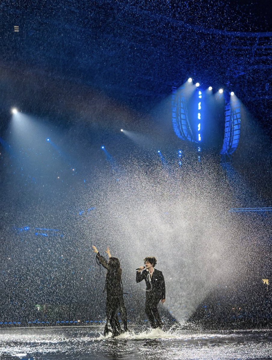 sosoromaniaaa's tweet photo. a água no palco mudou 100% a experiência do show, coisa linda https://t.co/huV9Qw1YVi