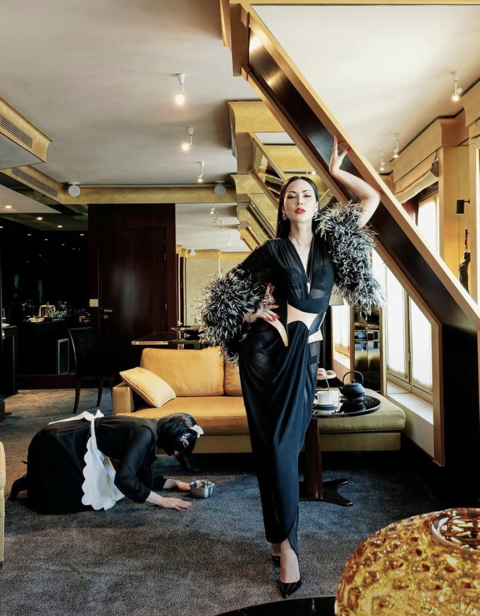 deesseiris72's tweet photo. 👑 Suite de luxe. Moi debout. Toi au sol.
Robe noire.
Plumes.
Talons.
Toi, en soubrette,
à quatre pattes,
devant ta gamelle.
Tu n’es pas invité.
Tu es décoration.
Tu es service.
Regarde bien ta place.
Elle est là,
sous mes pieds.
Déesse Iris

DM « Je sers »
#FemDom #PetPlay #Ownership #BDSM #DéesseIris #Dominatrice