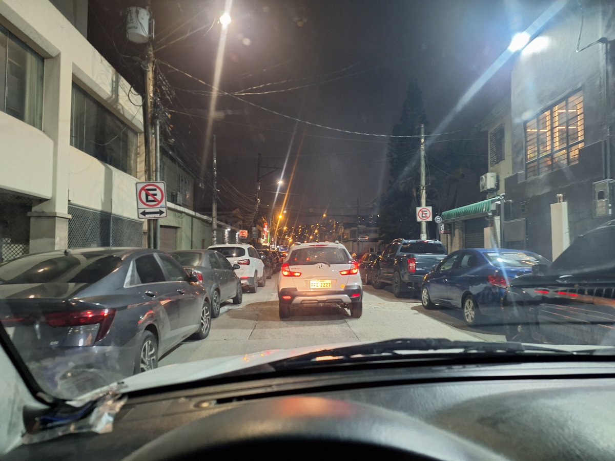 JMGH0711's tweet photo. @ATMGuayaquil hasta cuando permiten esta infracción en la calle Costanera.  Impide circulación y salida de Av Alfredo Pareja D. en Urdesa. Letreros de PROHIBIDO PARQUEAR de adorno.  Todo por ub restaurante.  Que construyan parqueo, cómo? No se, no me importa. Esto es un ABUSO. https://t.co/nBvFk9Atza