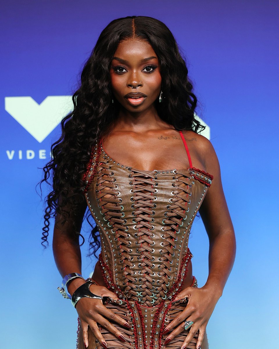 enews's tweet photo. The ultimate bombshell has entered the #VMAs. 😍 Olandria stuns on the carpet. (📷: Getty) https://t.co/f3LDyc82yq