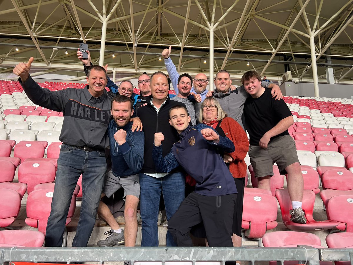 CoybigC's tweet photo. The Debrecen 11 #COYBIG 🇮🇪💚🇮🇪💚

#IsrIre 3-0 to the Boys in Green 

A game nobody wanted and never should have had to be played. Shame on @uefa, FIFA and the FAI. Everyone bowed to Trump. 

Our players never deserved the abuse, but they somehow came through stronger. 

It was an honour to be there to support them tonight 💚🇮🇪