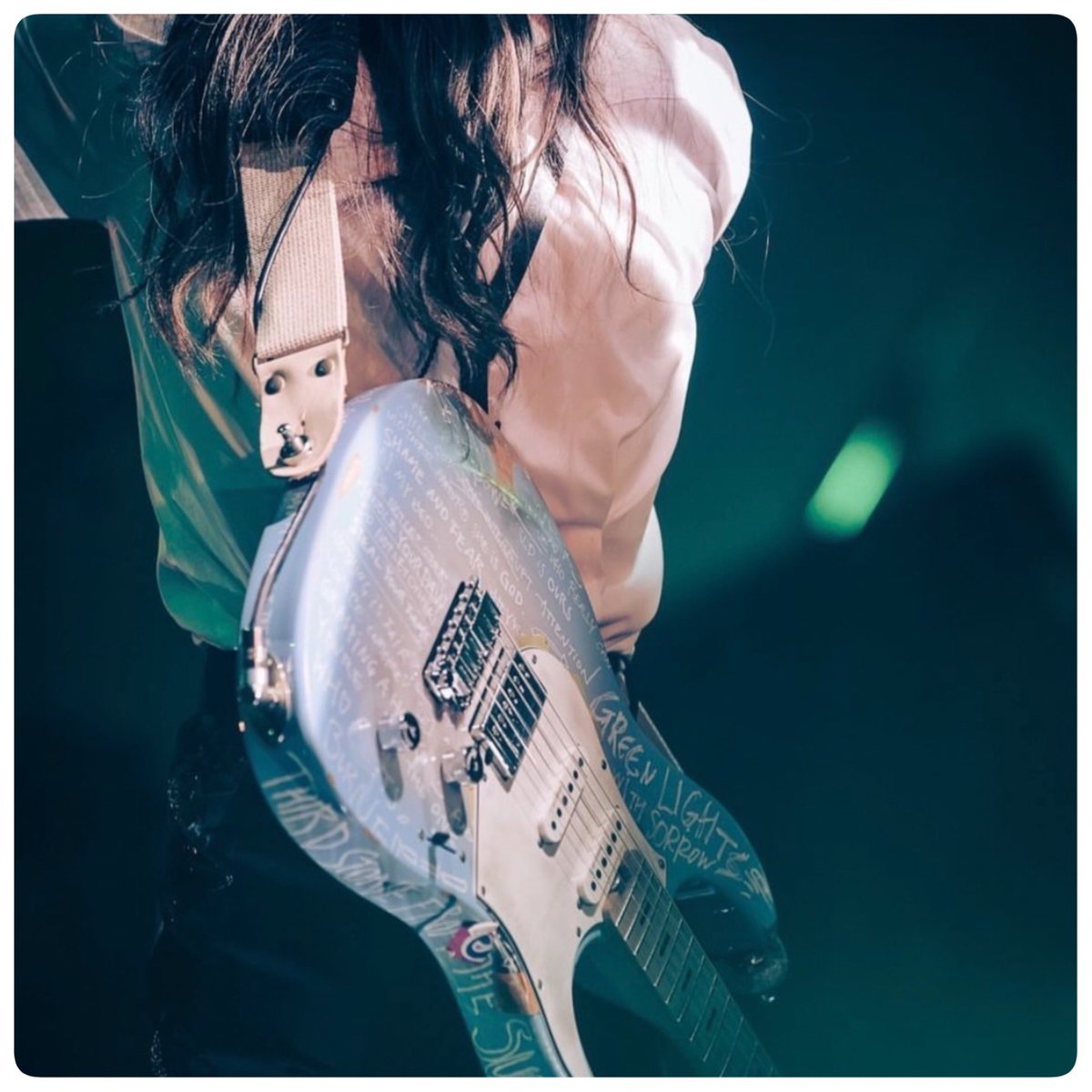 shun301miles's tweet photo. ギターを背負うその姿🎸
ただの楽器じゃない。
これまでの想いやすべての重み、
そして、これからの未来を背負ってる
ように見える。
だから、カッコいい...
生きてるって感じる。

@milet_music 
#milet
#miles
#milet_MadeofGlass 
#milet_MoG https://t.co/oW2tciv2ZT