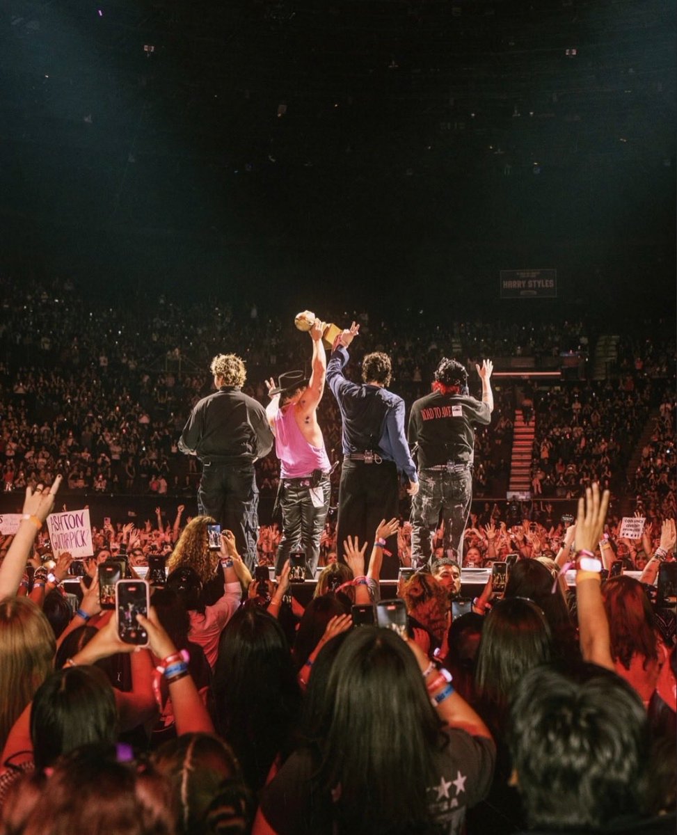 cityljghtts's tweet photo. eas tour you will always be famous https://t.co/Thpd44wugi