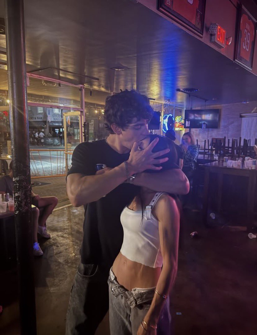 https_th0m's tweet photo. Me la como…..y a besos también👀 https://t.co/9arQgbJeqx