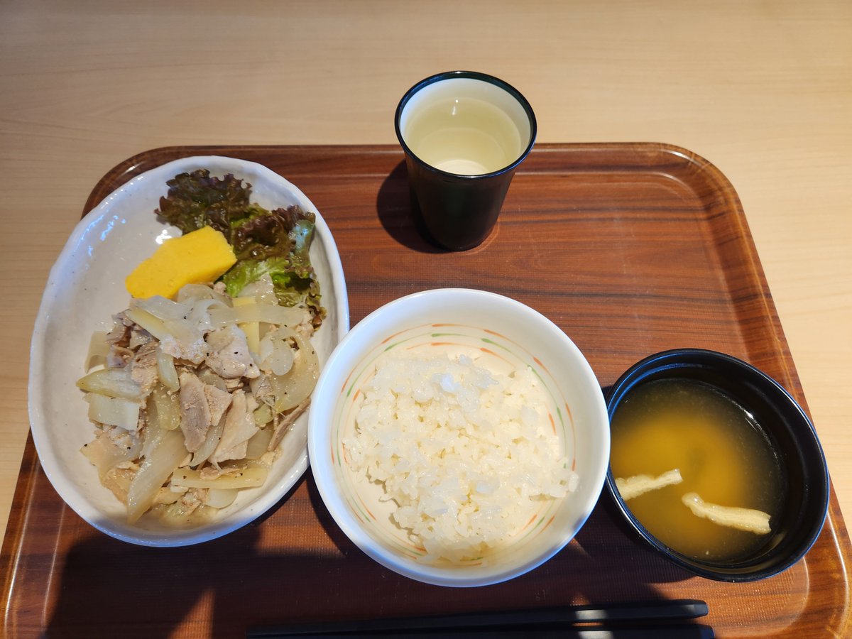RyuneG's tweet photo. 先日、メーカーさんの新しい食堂で初めて食事をさせていただきました(^^ゞ
豚塩焼き定食？社員価格で500円切るので、めっちゃ羨ましいって思いました。 https://t.co/72d75Nt5aU