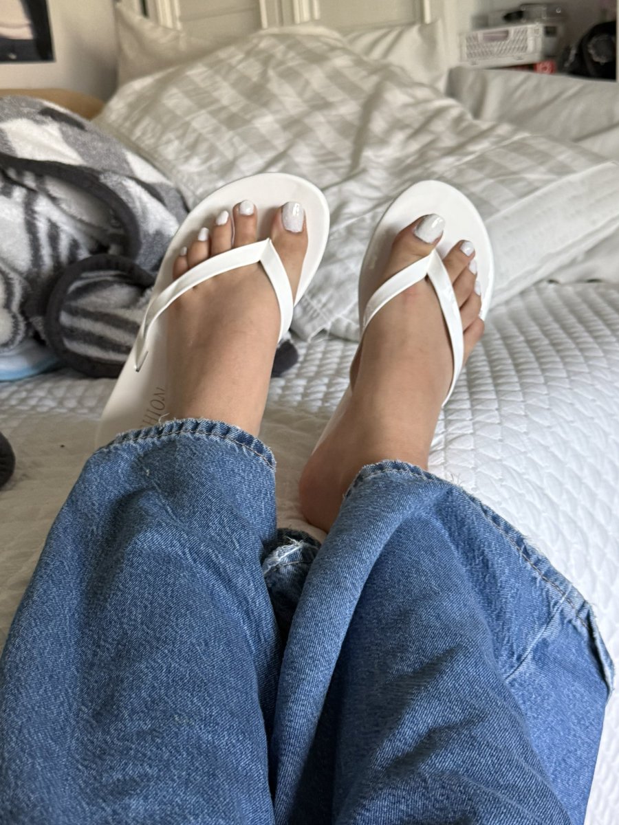 Leothecatcher's tweet photo. ex girlfriend feet #feet #feetfetısh #feetworship #feetpics #goon #trib #whitetoes #toes https://t.co/m6N8K8h6bu