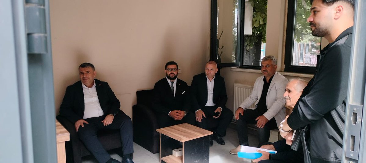 Hamza55148227's tweet photo. 📍Türkiye Yüzyılı Buluşmaları Zeytinburnu 

Erzurum Miletvekilimiz  @AbdurrahimFIRAT ve Teşkilatımızla birlikte Zeytinburnu’nda hemşerilerimizle buluşarak, gönüllere misafir olduk.. https://t.co/YL0QgWiav9