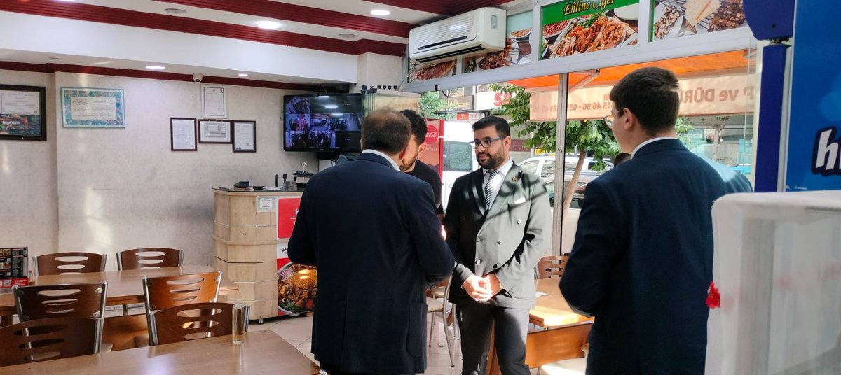 Hamza55148227's tweet photo. 📍Türkiye Yüzyılı Buluşmaları Zeytinburnu 

Erzurum Miletvekilimiz  @AbdurrahimFIRAT ve Teşkilatımızla birlikte Zeytinburnu’nda hemşerilerimizle buluşarak, gönüllere misafir olduk.. https://t.co/YL0QgWiav9