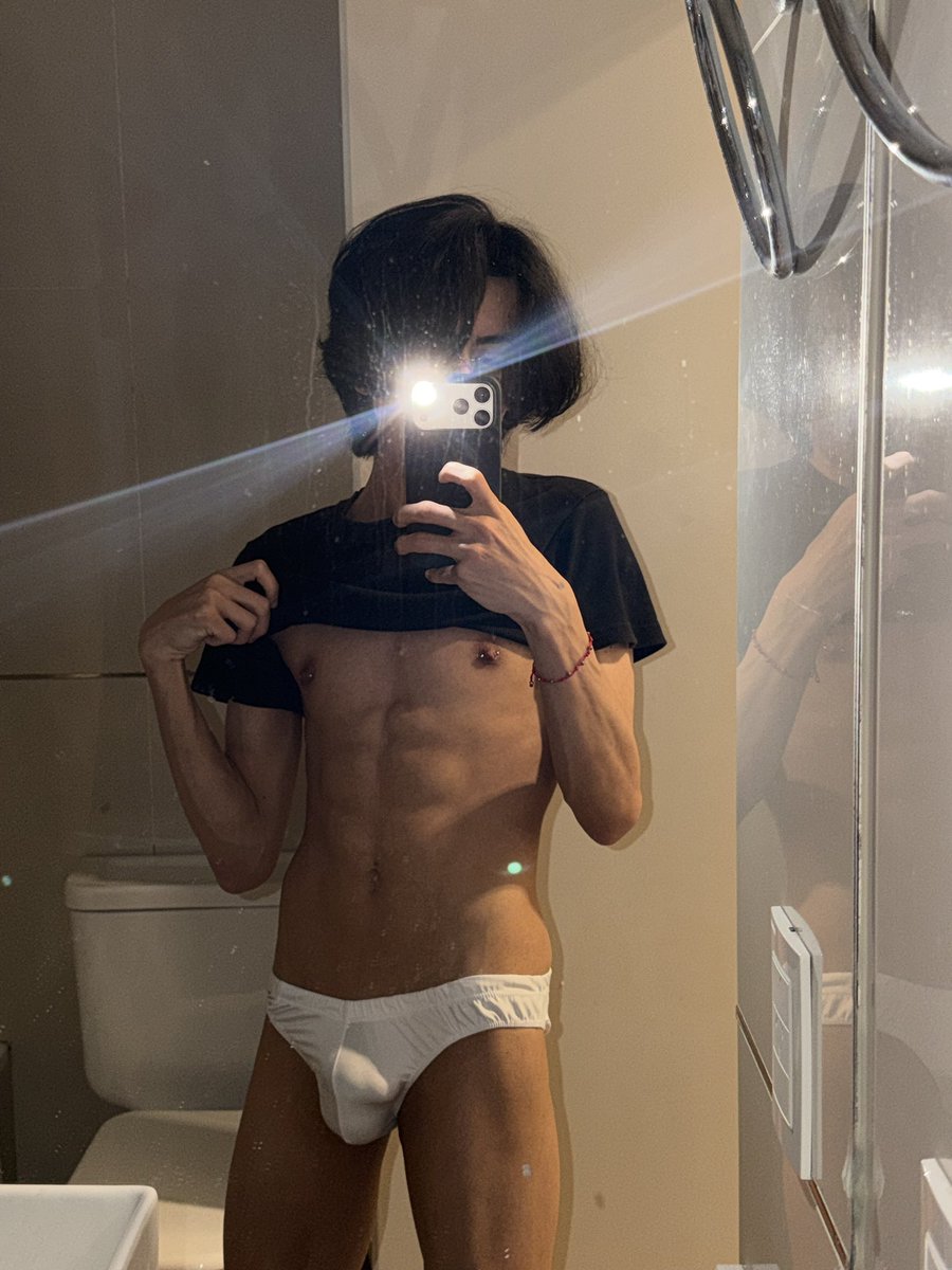 ezeqcasass's tweet photo. Muy solito 🥺 https://t.co/SHWWfqBbKn