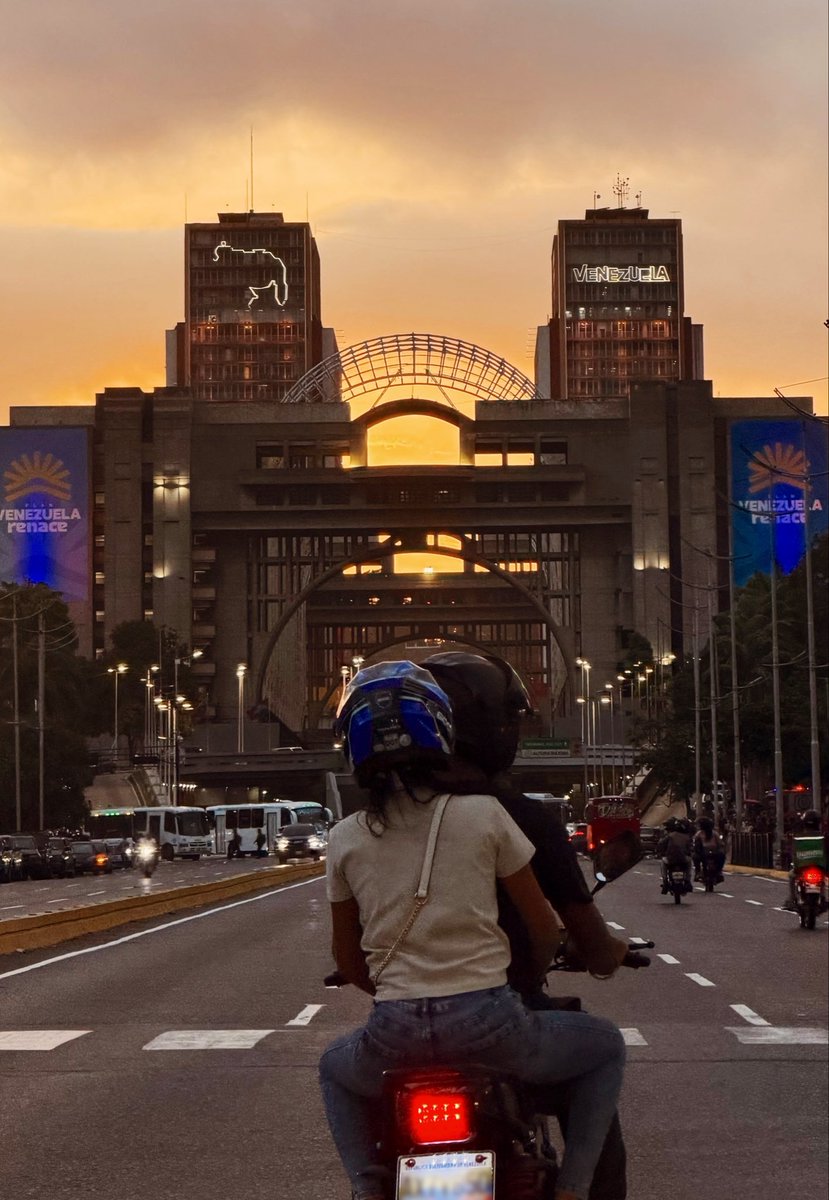 gatobotz's tweet photo. Caracas y la hora mágica 🌅

📍Avenida Bolívar. https://t.co/RQKSnJaEVa