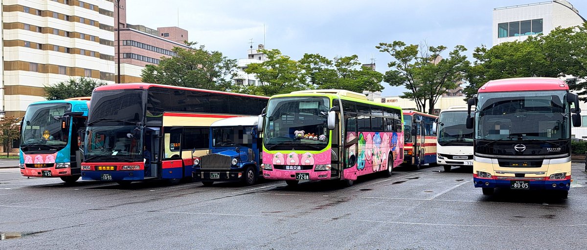 keikyu1000h's tweet photo. おはようございます🥱
9/26撮影📸 福島駅西口にて

福島バスまつり各社の参加車両の集結してるところをパシャリ📸圧巻ですね🚍👍
尚、福島駅西口に一番乗りは、福島交通(会津バス)会津支社さまのハイカラさんでした🚍👍

 #福島バスまつり  #福島交通  #会津バス
 #新常磐交通  #JRバス東北  #三菱ふそう
 #福島市移動図書館  #スマホ撮影