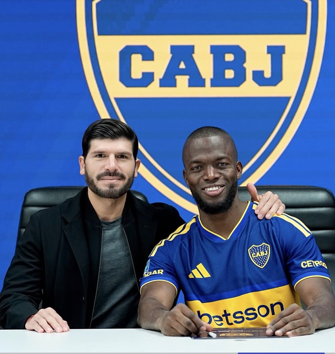 chalo_vargasr's tweet photo. Tarde o temprano… 🔵🟡 @EnnerValencia14 👊 https://t.co/ysLOBikrTT