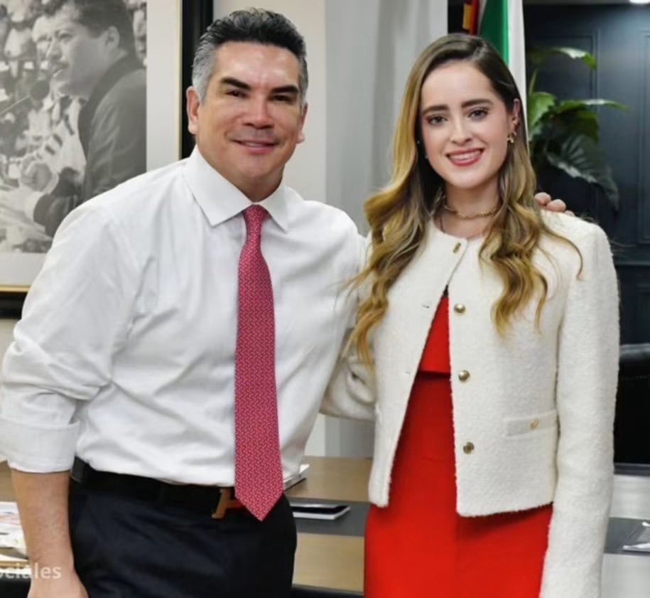 BarrancoAnaya's tweet photo. La diputada del diezmo: priista Karla Ayala va a juicio por cobrarle 13 mil al mes a su propia trabajadora

No era cuota para el partido. Era para la jefa.

La priista Karla Ayala Villalobos, la diputada más joven que tuvo San Lázaro y actual secretaria del CEN del PRI, tendrá que sentarse frente a una jueza federal el próximo lunes 29 de septiembre.

¿El delito? Abuso de autoridad. ¿La razón? Su ex secretaria técnica la acusó de ponerle un impuesto para poder trabajar.

Según la denuncia presentada en 2022 ante la FGR por María Fernanda Moreno Salas, Ayala la mandó llamar a su oficina a solas, con mucha discreción, para decirle algo “delicado”:

“Te di la oportunidad de trabajar conmigo, ahora me toca a mí.”

La traducción vino al día siguiente por WhatsApp: depósitame 13 mil pesos de tu sueldo. 7 mil en una transferencia y 6 mil en otra. Cada mes. Durante un año.

La víctima asegura que aceptó porque llevaba tres meses trabajando sin cobrar un peso y temía que la corrieran y la quemaran políticamente.

El caso se judicializó en la causa penal 195/2025 y se llevará en el Reclusorio Norte. La defensa intentó patear el bote 30 días más, pero la jueza no concedió la prórroga. Incluso advirtió: si no se presenta sin justificación válida, será declarada sustraída de la acción de la justicia y podrían dictarle prisión preventiva.

De legisladora de la Comisión de Juventud a acusada de exprimir a su juventud.

El PRI que habla de crear los programas sociales, pero por dentro cobraba el programa de nómina.