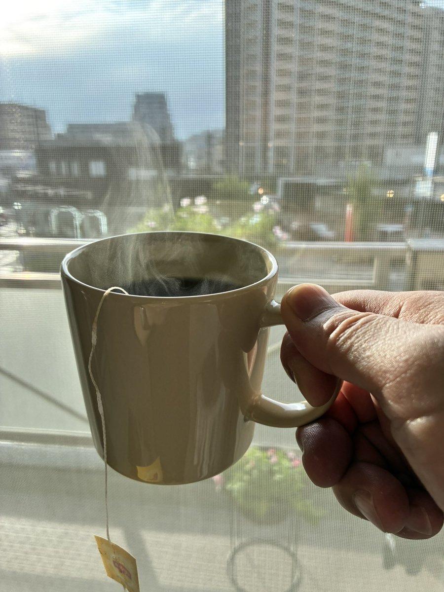HitoshiKamikubo's tweet photo. おはようございます。
リビングから外を眺めながら、紅茶を一杯。
ともかく交通量が多くて途切れない。

雨は激しく降ったり、たまに止んだり。今は止んでいるような。しばらく雨の日が続くようですね。体調に気をつけましょう。

#茶好連 https://t.co/qolyS2gBMu