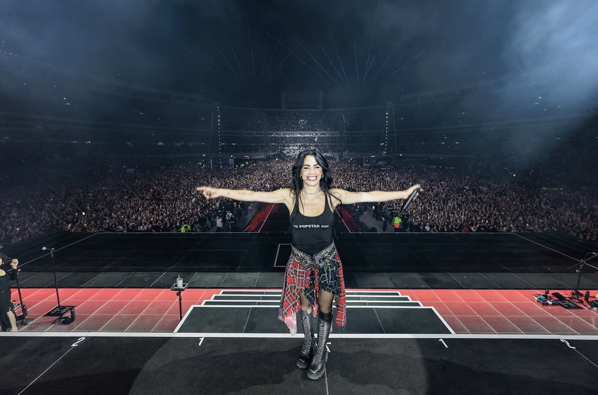 cutelanzani's tweet photo. El fan action de ese primer show fue "siempre con vos". Creo que cumplimos, no @lalioficial ? https://t.co/1Uod1FalQx