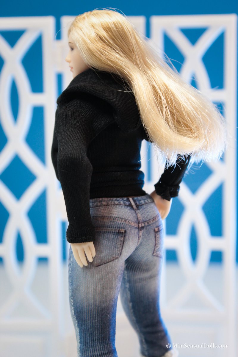 MiniSensualDoll's tweet photo. Sofie is going casual this time. 🤍
Jeans, boots, and a black jacket give my 1/12 scale TBLeague doll a completely different look. I like seeing how much personality a simple outfit change can give such a tiny model.
#tbleague #DollPhotography #doll #tbleaguephotography #dollphotogallery