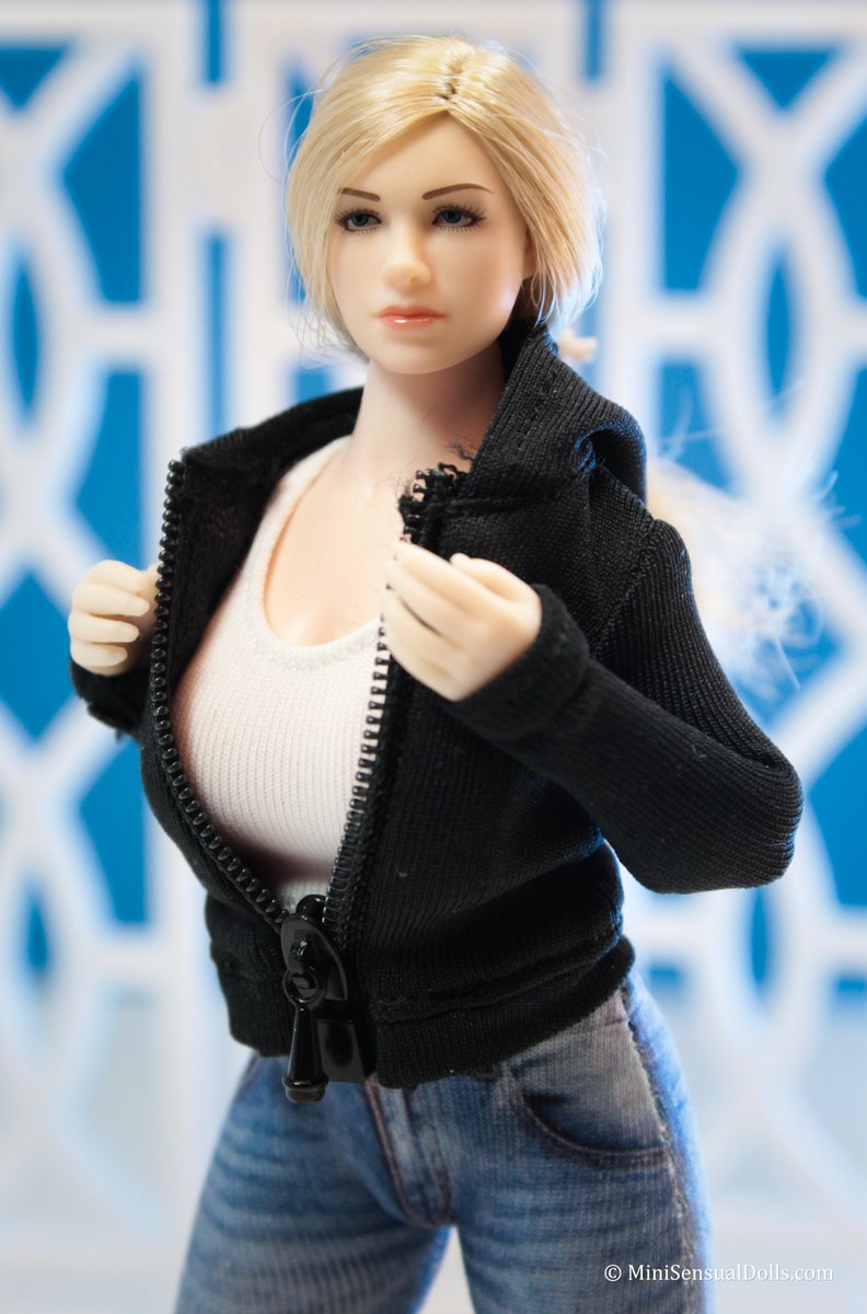 MiniSensualDoll's tweet photo. Sofie is going casual this time. 🤍
Jeans, boots, and a black jacket give my 1/12 scale TBLeague doll a completely different look. I like seeing how much personality a simple outfit change can give such a tiny model.
#tbleague #DollPhotography #doll #tbleaguephotography #dollphotogallery