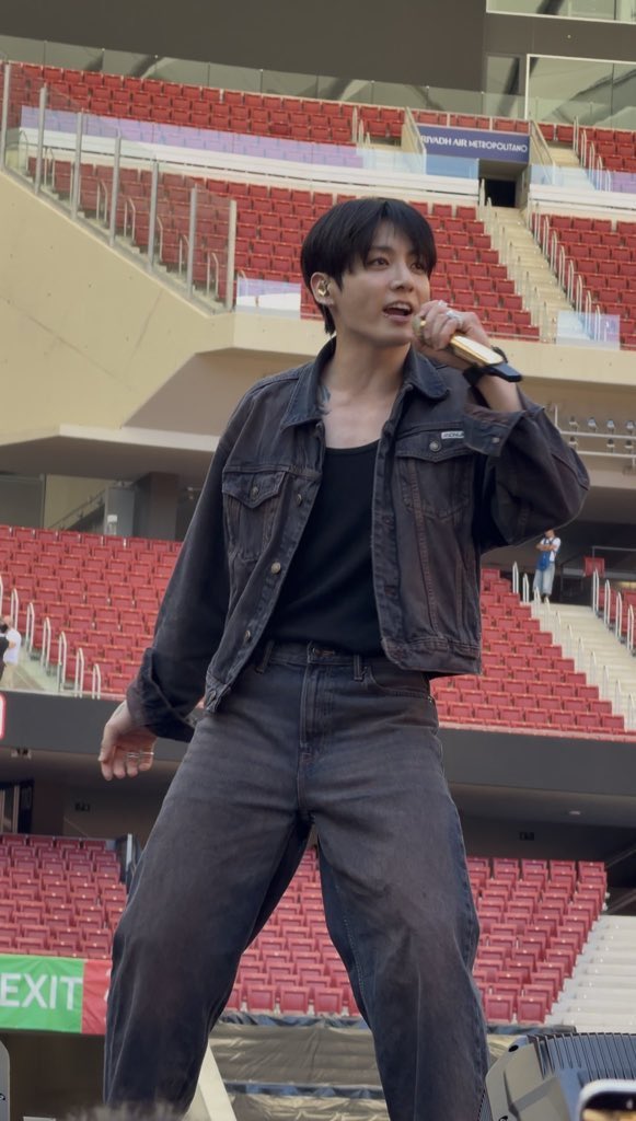 koolunelle's tweet photo. jungkook looks so good in his ckjk collection, i love seeing him wear it <3 https://t.co/w2AZ6BEWL7