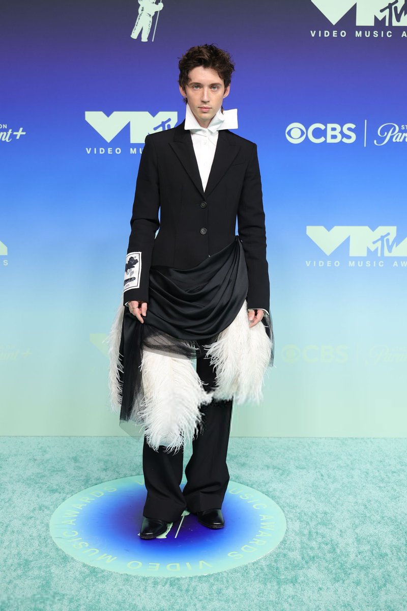 UpdatedTS's tweet photo. Troye serves on the #VMA Red Carpet 🖤 https://t.co/ICV447OWIu