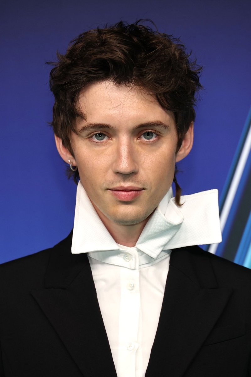 UpdatedTS's tweet photo. Troye serves on the #VMA Red Carpet 🖤 https://t.co/ICV447OWIu