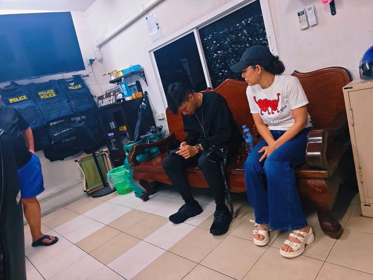 RedSkullxxx's tweet photo. อ้างว่าไม่รู้วัฒนธรรมเพราะเป็นนักเรียนนอกจบมาจากนอก ไอ้สัสแบบนี้เรียกพ่อแม่ไม่สั่งสอน สร้างรอยยิ้มพ่องงงง

เกมแล้ว หนุ่มซิ่งเจ็ตสกี น้ำท่วมถนนเพชรบุรี อ้างจบนอกไม่รู้วัฒนธรรม อยากสร้างรอยยิ้ม มือถ่ายคอนเทนต์ก็ไม่รอด ตร.เอาผิด ชงศาลสั่งริบเจ็ตสกี

จากการสอบสวนเบื้องต้น ทั้งสองรับสารภาพว่า เป็นบุคคลที่ปรากฏอยู่ในคลิป และกระทำความผิดจริง โดยให้การอ้างว่ารู้เท่าไม่ถึงการณ์ ที่ออกมาขับเจ็ตสกีเพียงต้องการอยากสร้างรอบยิ้มเพราะเห็นคนกำลังทุกข์จากน้ำท่วม ปกติเป็นนักเรียนนอกไม่รู้วัฒนธรรมไทย