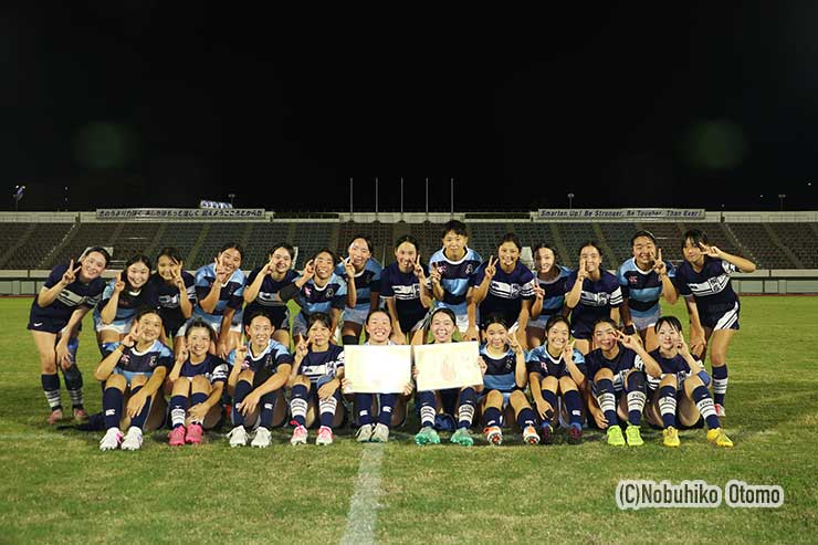 rugjpn365's tweet photo. 全国U18女子セブンズ関東ブロック予選は、関東学院六浦が決勝で桐蔭学園を24-0で下し、2年ぶりの優勝。

堅いディフェンスで2試合連続の無失点を達成した六浦。島津穂実主将は「選手が主体になってディフェンスを見直し、イメージ通りの試合ができた」と振り返ります。春夏と悔しい敗戦を経験したチームが、全国タイトル獲得へ向け視界良好。

OGであるサクラフィフティーンの活躍も大きな刺激となり、チーム一丸となって全国の頂点を目指します✨1

記事の続きはこちら：https://t.co/kW5YRzgmyC

#U18女子セブンズ #ラグビー #関東学院六浦 #桐蔭学園 #高校ラグビー