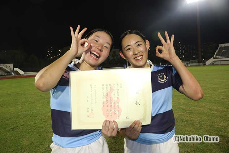 rugjpn365's tweet photo. 全国U18女子セブンズ関東ブロック予選は、関東学院六浦が決勝で桐蔭学園を24-0で下し、2年ぶりの優勝。

堅いディフェンスで2試合連続の無失点を達成した六浦。島津穂実主将は「選手が主体になってディフェンスを見直し、イメージ通りの試合ができた」と振り返ります。春夏と悔しい敗戦を経験したチームが、全国タイトル獲得へ向け視界良好。

OGであるサクラフィフティーンの活躍も大きな刺激となり、チーム一丸となって全国の頂点を目指します✨1

記事の続きはこちら：https://t.co/kW5YRzgmyC

#U18女子セブンズ #ラグビー #関東学院六浦 #桐蔭学園 #高校ラグビー