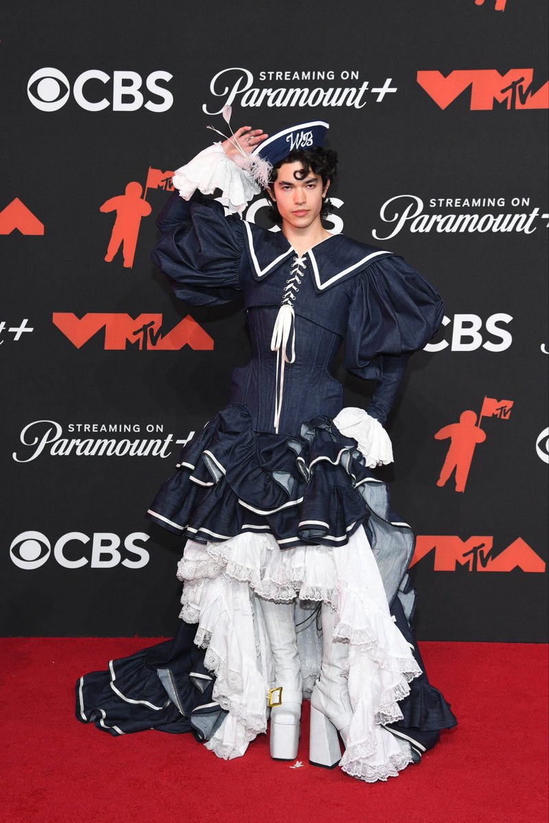 superachejigsaw's tweet photo. i love it when male pop boys aren’t boring on a red carpet https://t.co/3lzG42Ajms