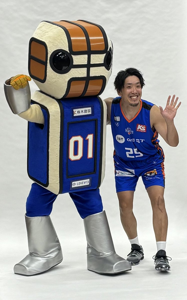 ROBO_SKET's tweet photo. ミンナーーーーーーーーーーーーーー !!!!!
オッハーーーーーーーーーーーーーー !!!!!

昨日試合終ワッテカラ
ズゥット 気持チガ グルグルシテテ ..🌀

中々実感ガ湧カナクテ 
今ハ 少シ気持チガ落チ着イテキタ

タダ ..ロボスケ 目ガ腫レテマス

アリガ㌧ ラオ !!!!!
アリガ㌧ アツノブゥ !!!!! https://t.co/lKVrGHIrVt