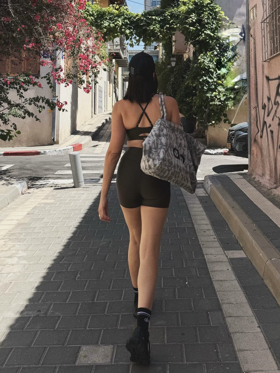 httpsgadot's tweet photo. gal gadot’s body card is INSANE https://t.co/CMIWLnZyA8