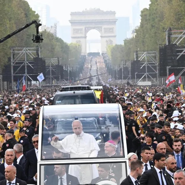 portalmvd's tweet photo. PAPA LEÓN XIV REUNIÓ MULTITUDES EN FRANCIA Y CONDENÓ EL ABORTO Y LA EUTANASIA

El papa León XIV reunió a unas 150.000 personas en Lourdes y afirmó que debe rechazarse “quitar la vida con el pretexto de una falsa compasión”. También sostuvo que “lo que es legal no es necesariamente moral”.

Durante su visita a Francia, el pontífice pidió a los trabajadores de la salud “cuidar y no eliminar” y afirmó que “la medicina nunca podrá convertirse en sierva de la muerte programada”. Llegará a Uruguay entre el 6 y el 8 de noviembre.

(+) en Montevideo Portal: https://t.co/A3qW72EaoZ