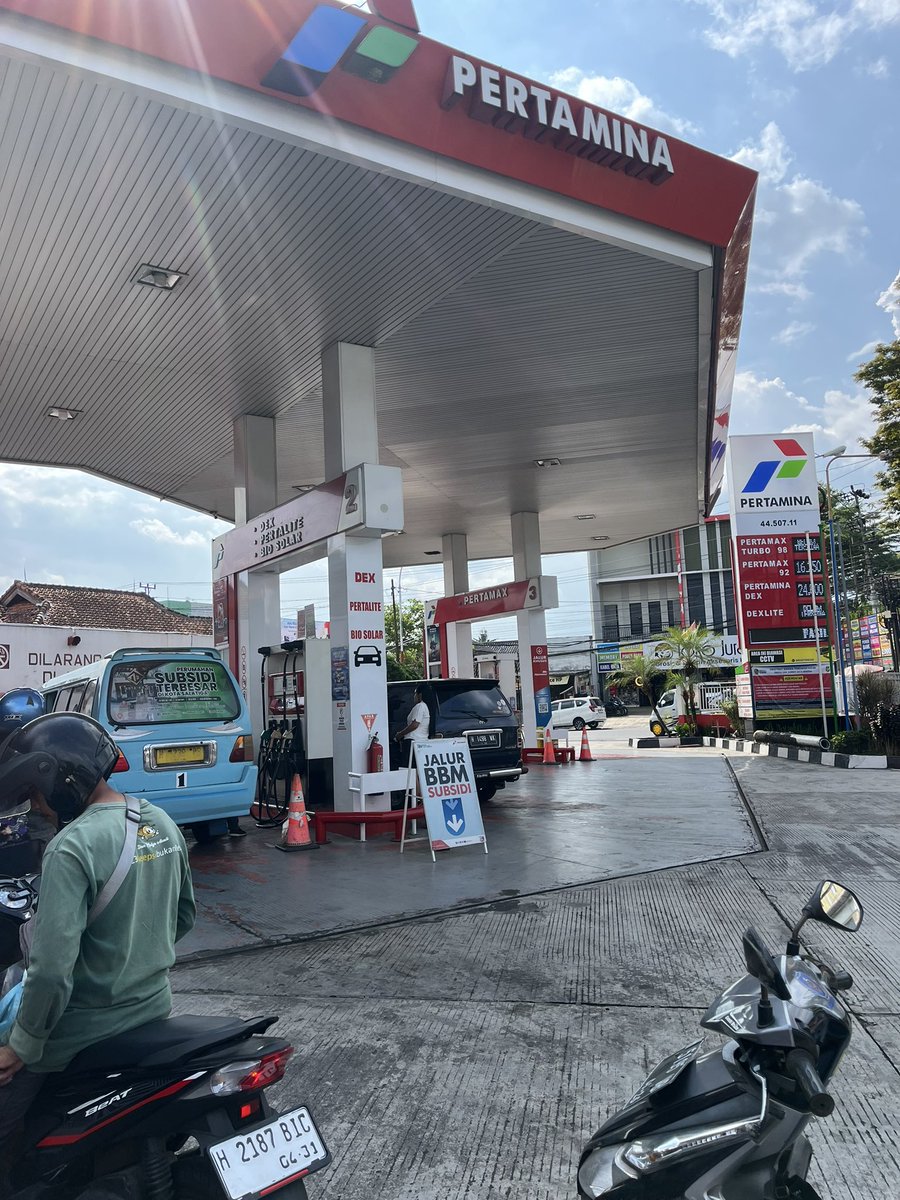 sibambaang's tweet photo. PREDIKSI SKEMA BBM BEBERAPA TAHUN KE DEPAN:

• Harga BBM Non-Subsidi dinaikkan. 

• Menengah bawah terpaksa beli BBM subsidi.

• Konsumsi BBM subsidi melonjak.

• Stok BBM subsidi menipis.

• BBM subsidi langka.

• BBM baru dari olahan sawit diluncurkan.

• Pertalite perlahan dihapus.

• Tidak akan ada lagi yang protes soal pembukaan lahan sawit karena semua bergantung padanya.

• Pemilik lahan sawit tersenyum 7 turunan meski sudah tidak menjabat.