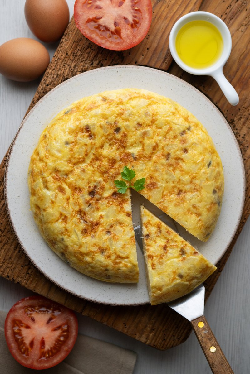 tishLowef00's tweet photo. [Hoy hice una tortilla de patatas casera crujiente por fuera y tierna por dentro, un plato espaol que sabe a hogar!] https://t.co/CIf7tjFNVD